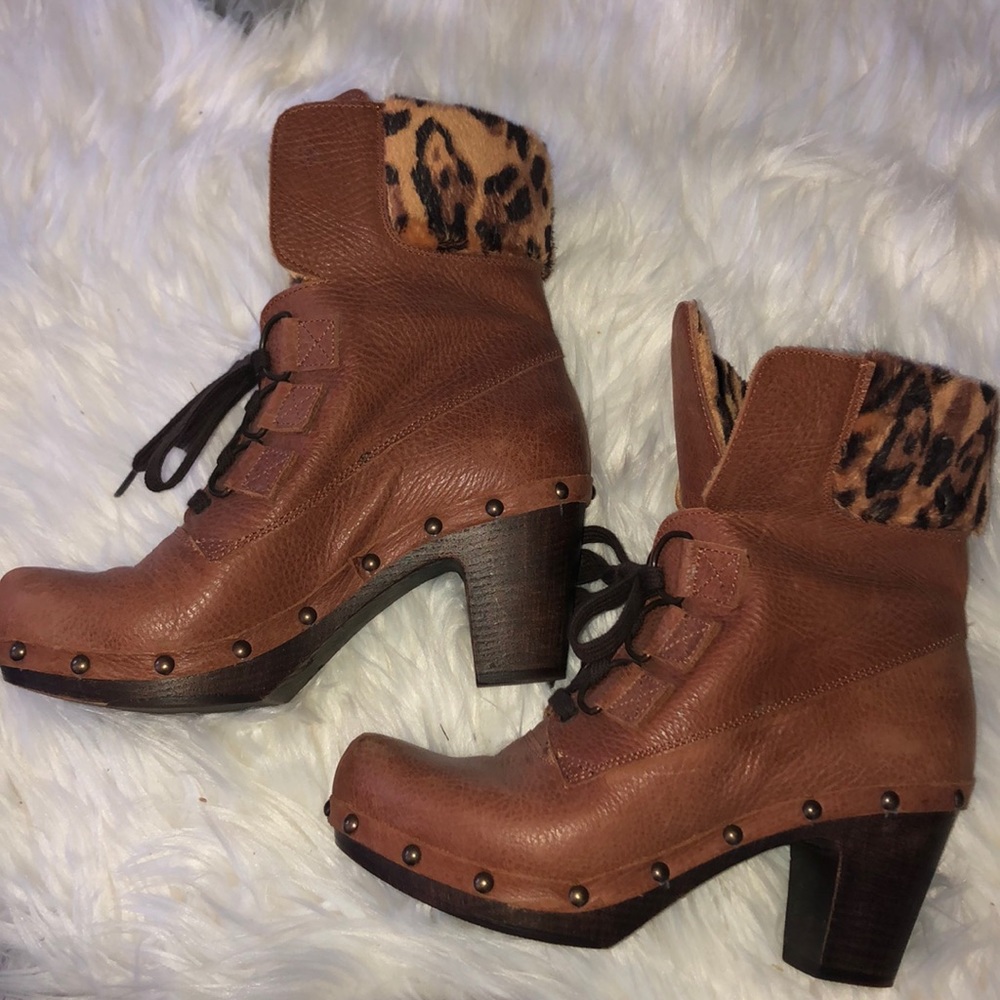 ⚠️SOLD ⚠️ Leather bootie with leopard detail